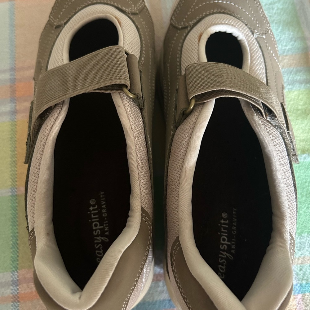 Easy Spirit anti gravity Walking Shoes with Velcro closure. Size 7.